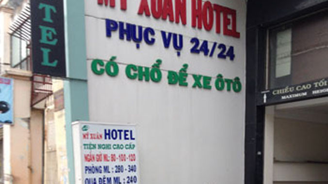 Một khách sạn trương bảng cho thuê giờ.