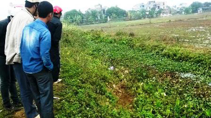 Hiện trường nơi phát hiện thi thể nạn nhân và chiếc xe máy.