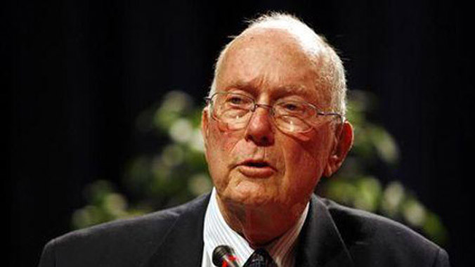 Nhà vật lý học Charles Townes phát biểu trong một diễn đàn tại Doha, Qatar, năm 2008. Ảnh: Reuters.