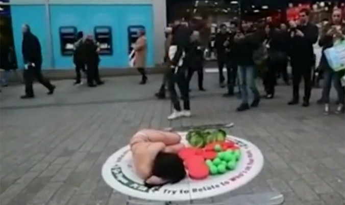 Khỏa thân nằm trên đĩa giữa phố phản đối giết gà tây