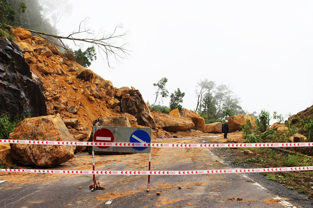 Một điểm sạt lở trên đường Nha Trang - Đà Lạt (thuộc quốc lộ 27C, đoạn qua huyện Khánh Vĩnh, Khánh Hòa) vào đầu tháng 11 năm nay.