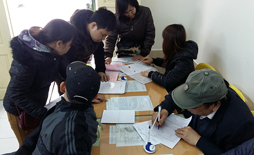 Người tới đăng ký sang tên đổi chủ tăng đột biến so với tháng 11. Ảnh: Bá Đô.