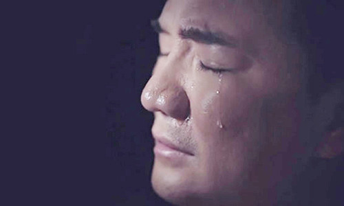 Ca sĩ Đàm Vĩnh Hưng khóc vì khi công bố mẹ anh là con nợ và mong bạn bè, người hâm mộ không cho mẹ mình vay tiền nữa. 