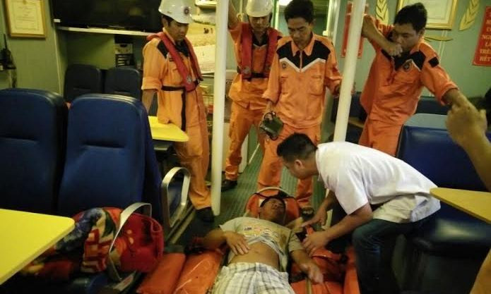 Tàu SAR 412 đưa một ngư dân bị nạn trên biển vào bờ. Ảnh: DaNang MRCC cung cấp. 