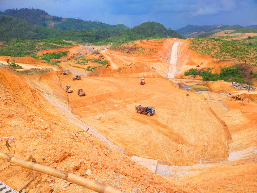 Toàn cảnh đập đất số 2