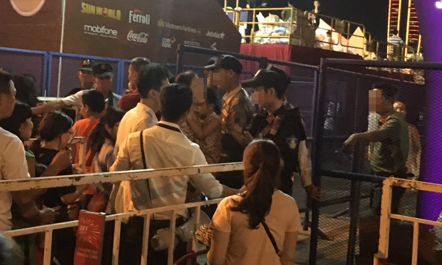 Khán giả tranh cãi gay gắt với nhân viên an ninh khi bị từ chối cho vào cổng vì dùng vé giả. Dòng người phía sau tắc nghẽn hơn 15 phút vì sự cố này. Ảnh: Thanh Trần.