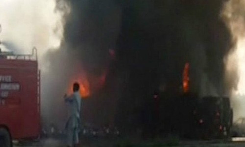 Xe chở dầu bốc cháy sau khi bị lật. Ảnh: Twitter/CGTN.