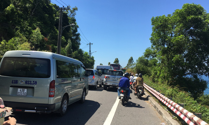 Người dân và du khách đổ xô lên Sơn Trà tránh nóng làm tuyến đường lên đây ùn ứ. Ảnh: Thanh Trần.