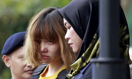 Cảnh sát áp giải Đoàn Thị Hương rời phiên tòa ở Sepang, Malaysia, ngày 1/3. Ảnh: AP.