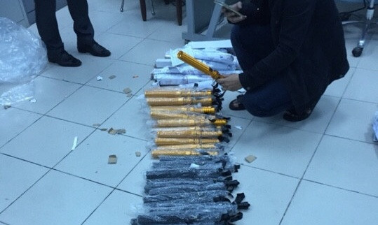 Số dùi cui kim loại tích hợp roi điện bị thu giữ