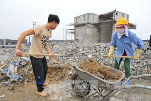 Thực hiện phá dỡ phần công trình xây dựng sai phạm tại tòa nhà 8B Lê Trực (ảnh chụp sáng 6/3).