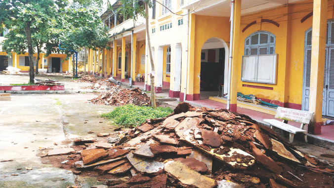 Trần phòng học mục nát vừa gỡ xuống. Ảnh: Sáu Nghệ