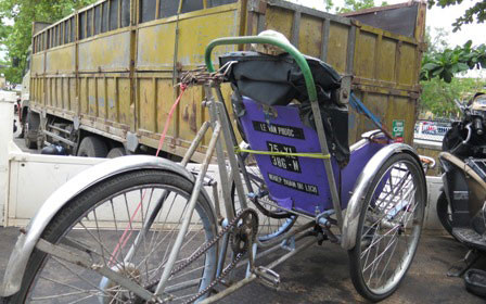 Cú tông mạnh làm chiếc xe xích lô bị hư hỏng 