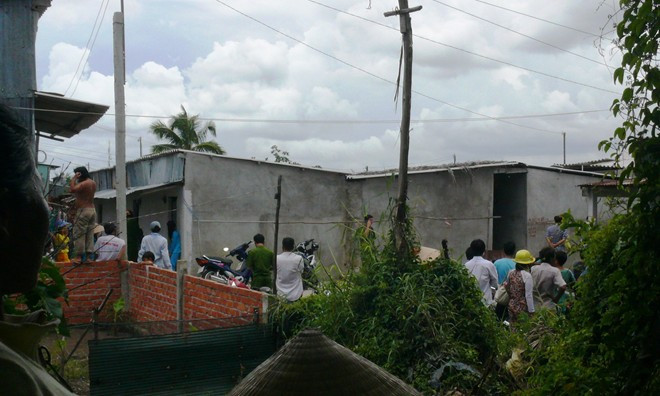 Công an đang khám nghiệm hiện trường.