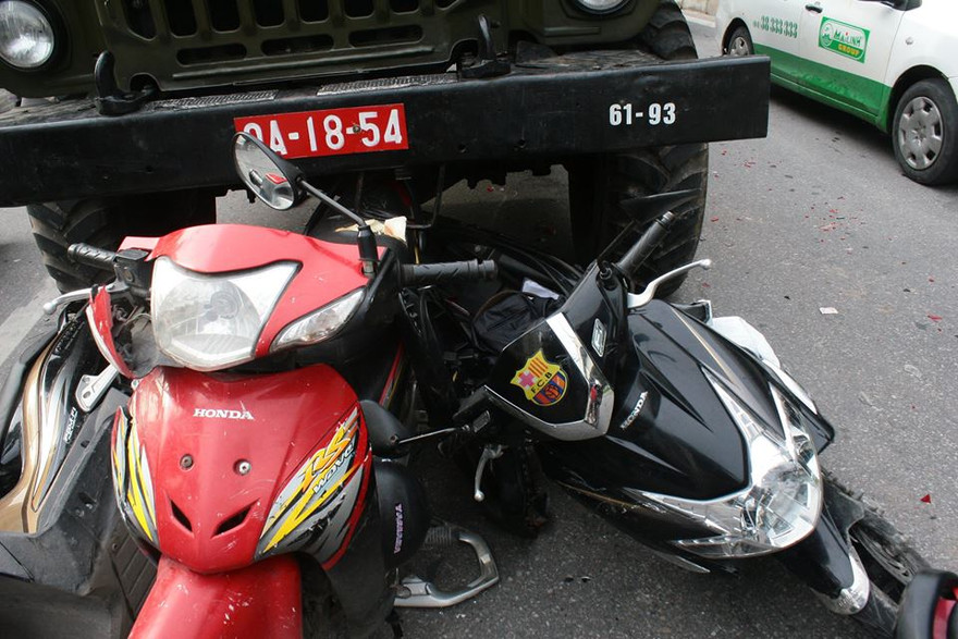 Chiếc xe biển đỏ mất lái đâm liên tiếp vào 4 chiếc xe máy.