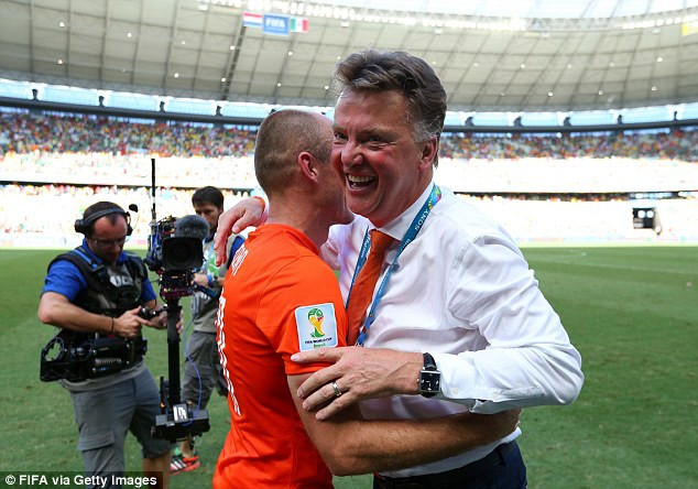 Van Gaal hy sinh kỳ nghỉ hè vì M.U