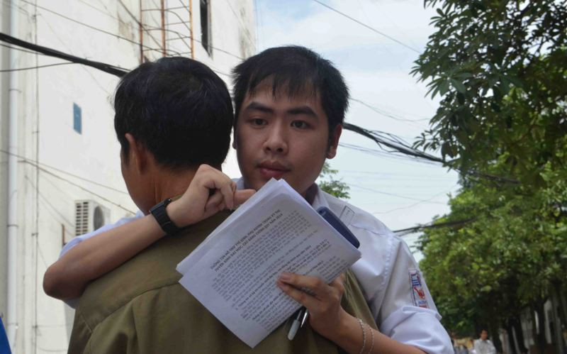 Bách được bố bế từ phòng thi về kí túc xá.