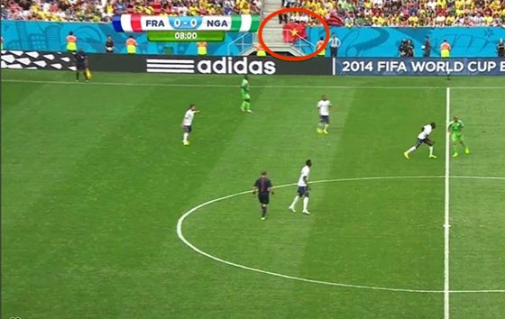 Quốc kỳ Việt Nam trên sân Estadio Nacional (dấu tròn đỏ) - Ảnh cắt từ clip 