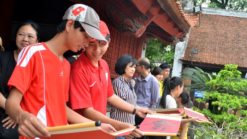 Sĩ tử đổ về Văn Miếu cầu may