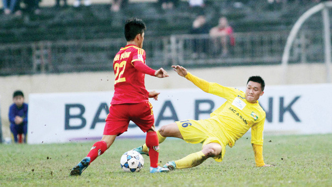 Pha vào bóng bằng cả hai chân của Đình Đồng (phải) khiến Anh Hùng gẫy chân phải nghỉ đến hết mùa giải. ảnh: VSI