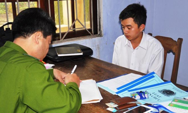 Giám đốc "dởm" Hoàng Hồng Phước tại cơ quan công an.