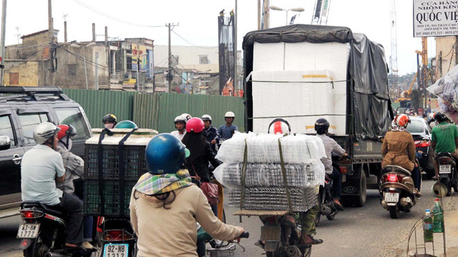 Theo đại diện Sở GTVT Đà Nẵng phương án phân luồng dự án Ngã ba Huế chỉ tạm thời nên không thể chia sẻ luồng tuyến với Bến xe phía Nam, dù nhiều lúc gây ách tắc giao thông khu vực nội đô. ẢNH: NGUYỄN HUY