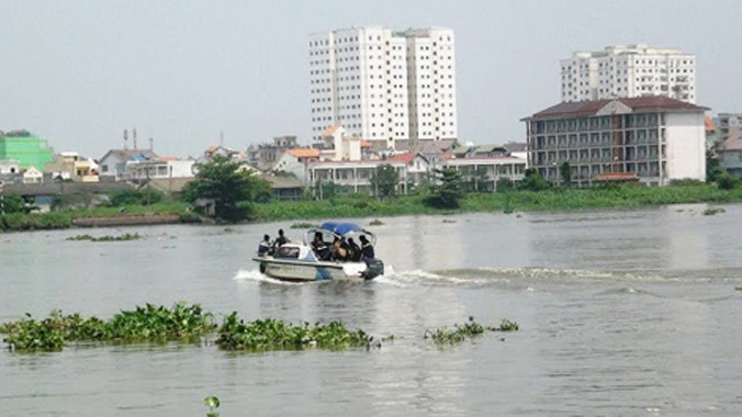 Kêu vợ dừng xe rồi nhảy cầu tự tử