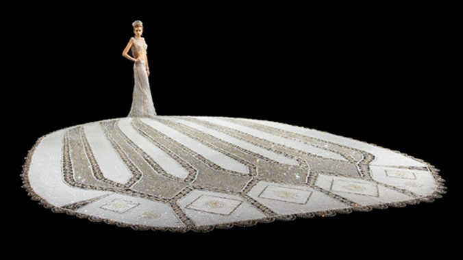 Váy cưới đính pha lê nặng 170 kg 