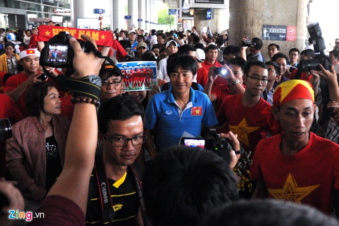 Người hâm mộ vây kín HVL Miura tại sân bay Tân Sơn Nhất.