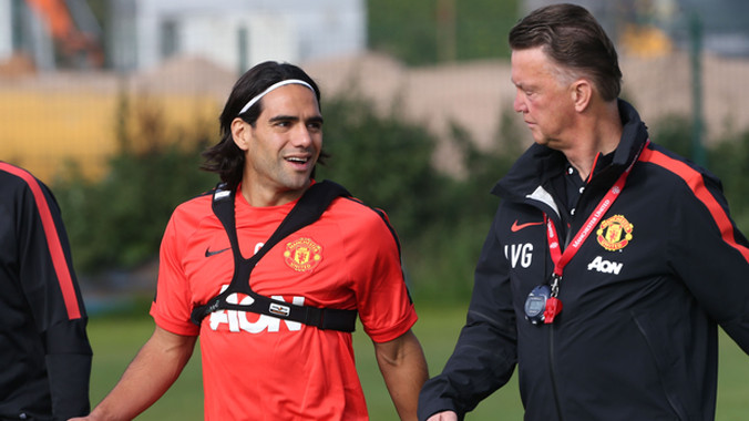 Van Gaal bảo vệ Falcao.