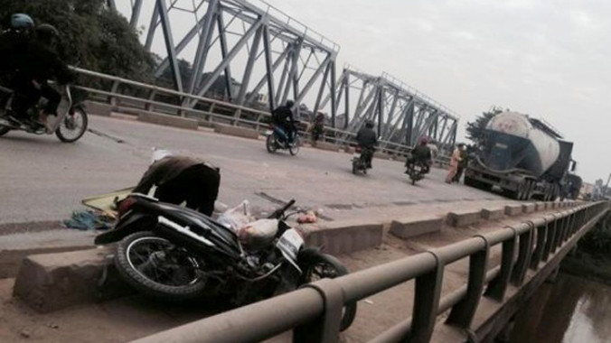 Hiện trường vụ tai nạn thương tâm người vợ bị xe bồn cán, thi thể không còn nguyên vẹn.