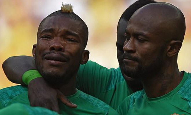 Serey Die khóc ngon lành khi quốc ca Bờ Biển Ngà vang lên. Ảnh: AP