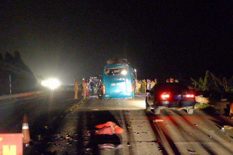 Hiện trường vụ nổ xe khách trong đêm 21/2.