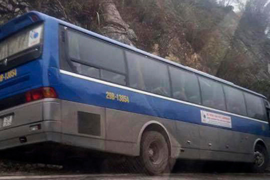 Chiếc xe khách chở học sinh trên đường xảy ra tai nạn.