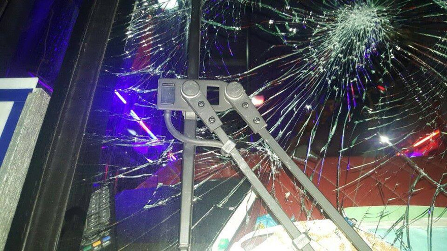 Kính xe bị rạn vỡ. Ảnh: CTV.