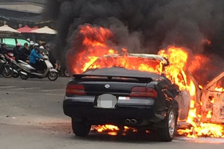 Chiếc xe bốc cháy dữ dội. Ảnh otofun