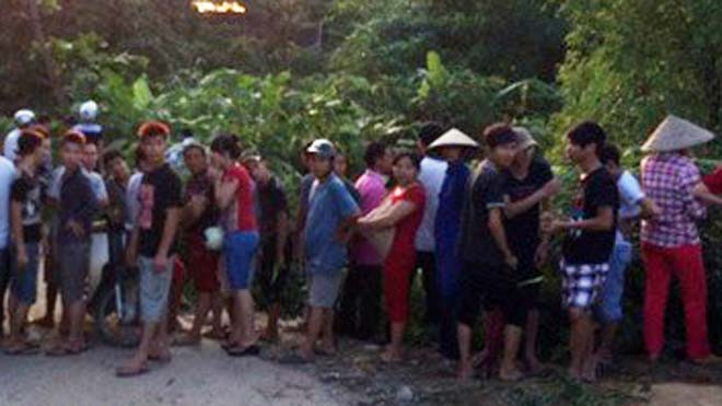 Người dân tới xem cơ quan chức năng khám nghiệm, điều tra vụ án. Ảnh: CTV