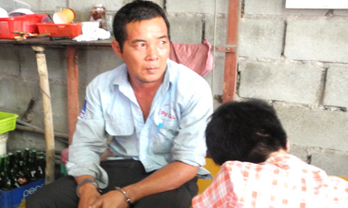 Một tài xế bị công an lấy lời khai. Ảnh: Ngọc Hậu