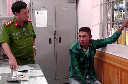 Trọng cùng tang vật tại cơ quan công an. Ảnh: VnExpress