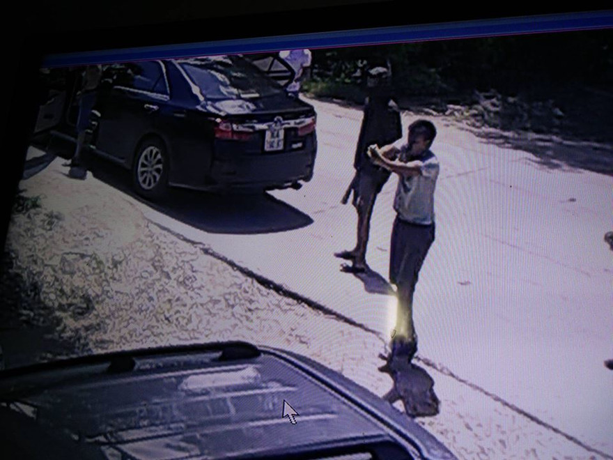 Đối tượng dùng súng bắn bị thương một người được camera của gia đình ghi lại