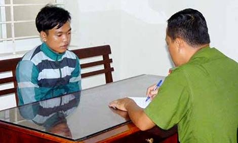 Công an lấy lời khai nghi phạm. Ảnh: TK