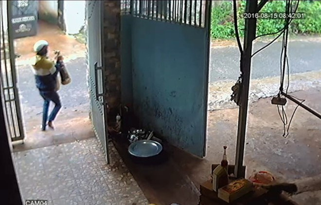 Trộm vào nhà trộm tượng gỗ giữa ban ngày. Ảnh cắt từ clip