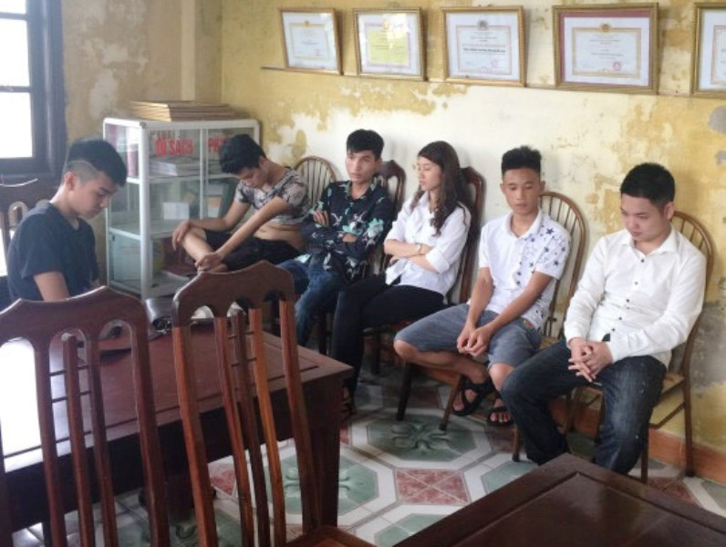 Các thanh thiếu niên bị công an tạm giữ để điều tra vụ gây rối trật tự công cộng