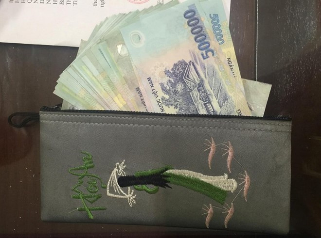 Ví có gần 30 triệu đồng để trong túi xách do 2 tên cướp vứt lại. Ảnh: H.L.