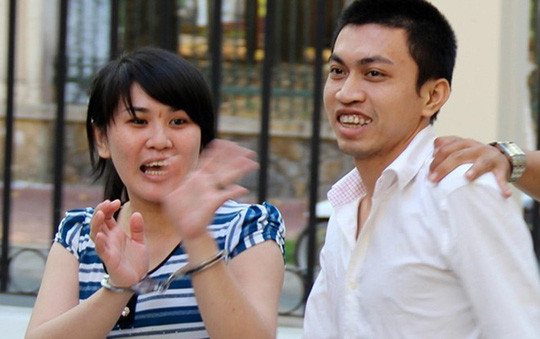 Vợ chồng “siêu trộm” Quách Văn Chiến vui mừng gặp lại nhau tại phiên tòa phúc thẩm