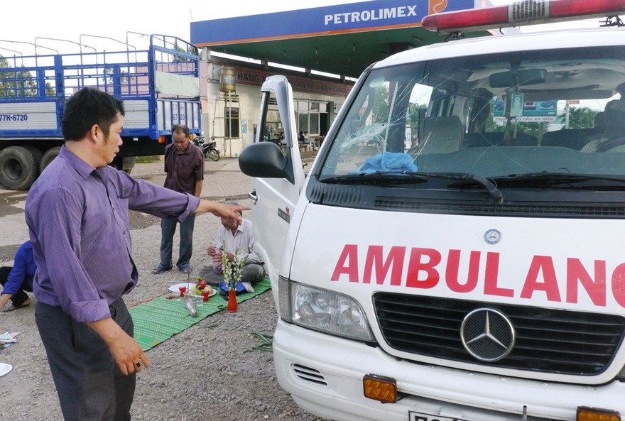 Ông Tuấn bị cha con ông Tạo dùng hung khí đuổi đánh, giành chở một thi thể bệnh nhân