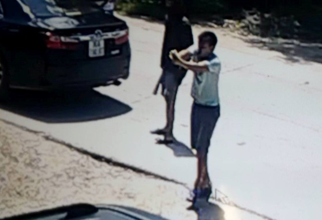Một tên rút súng bắn xuyên đùi em trai ông Đỉnh. Ảnh: Cắt từ camera