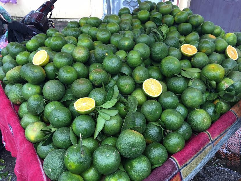 Loại cam vỏ xanh Trung Quốc đang được bán tràn lan tại các chợ với giá từ 25.000-30.000 đồng/kg