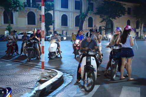 Công an Quảng Trị khuyến cáo người dân tuyệt đối không chơi trò chơi này khi đang tham gia giao thông. Ảnh: Ngọc Thành