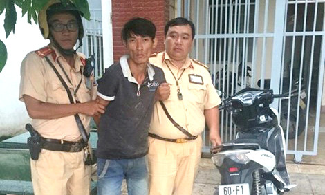 Lực lượng chức năng khống chế Trương Hoài Phong cùng tang vật